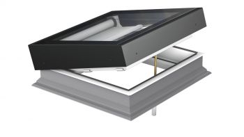 Fakro schuin platdakraam handmatig voor ventilatie DMZ-A P2 80x80 cm met bedieningsstok.