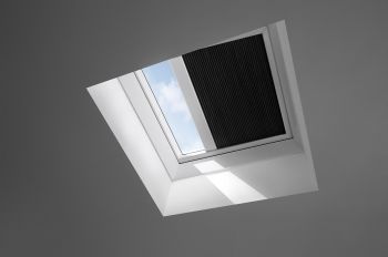 VELUX verduisterend plisse gordijn FMK elektrisch voor VELUX lichtkoepel en platdakraam CFP en CVP 120x120 cm.